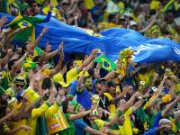 IM电竞-精彩足球大战吸引众多观众驻足观看