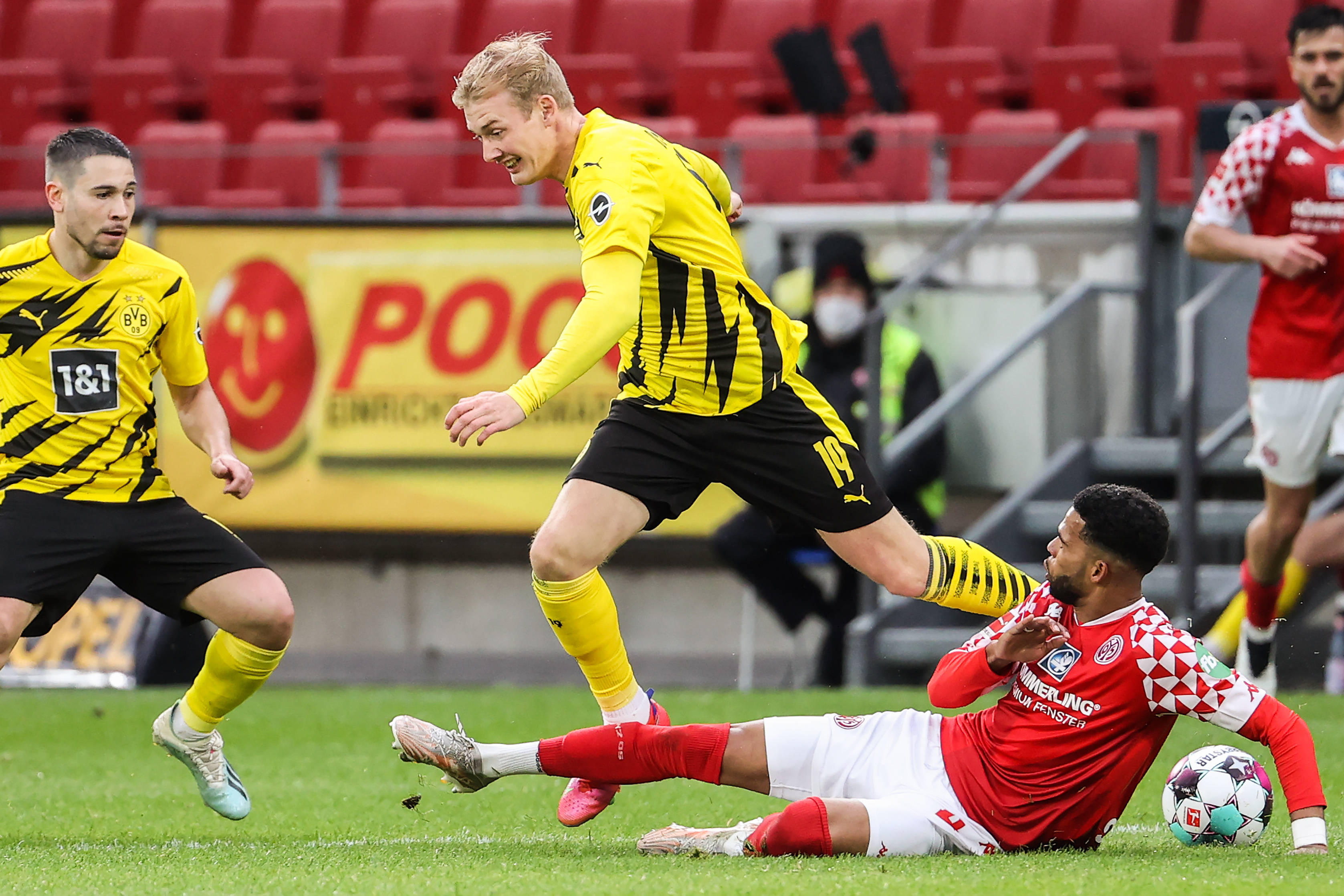 多特蒙德门将发挥神勇,助球队取得胜利 多特蒙德门将发挥神勇,助球队取得胜利