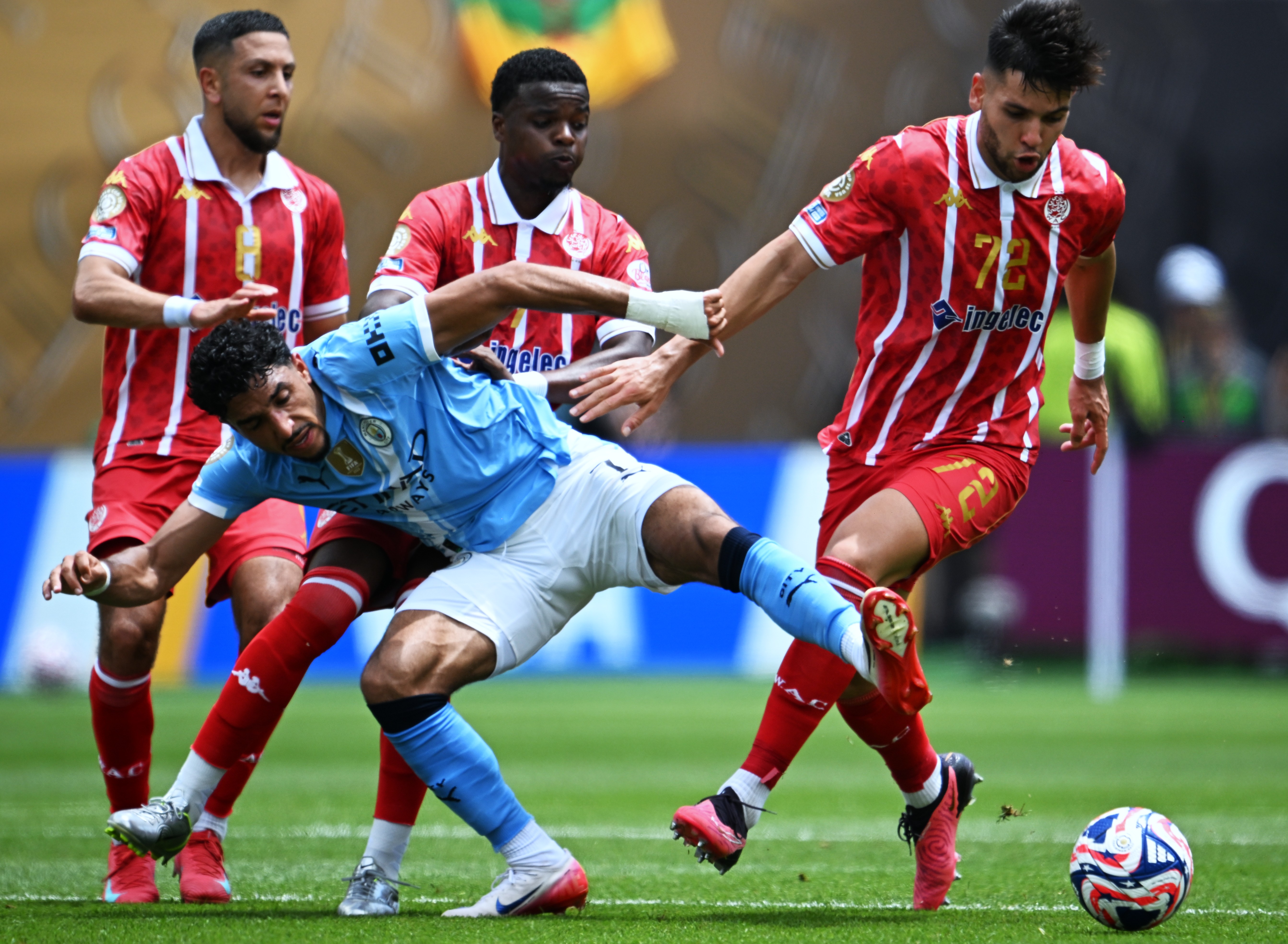 球队在最新比赛中击败强劲对手 球队在最新比赛中击败强劲对手