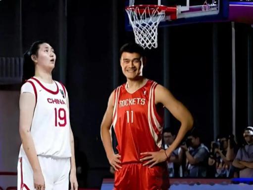 姚明带领篮球明星赛场,球迷欢呼雀跃 姚明带领篮球明星赛场,球迷欢呼雀跃