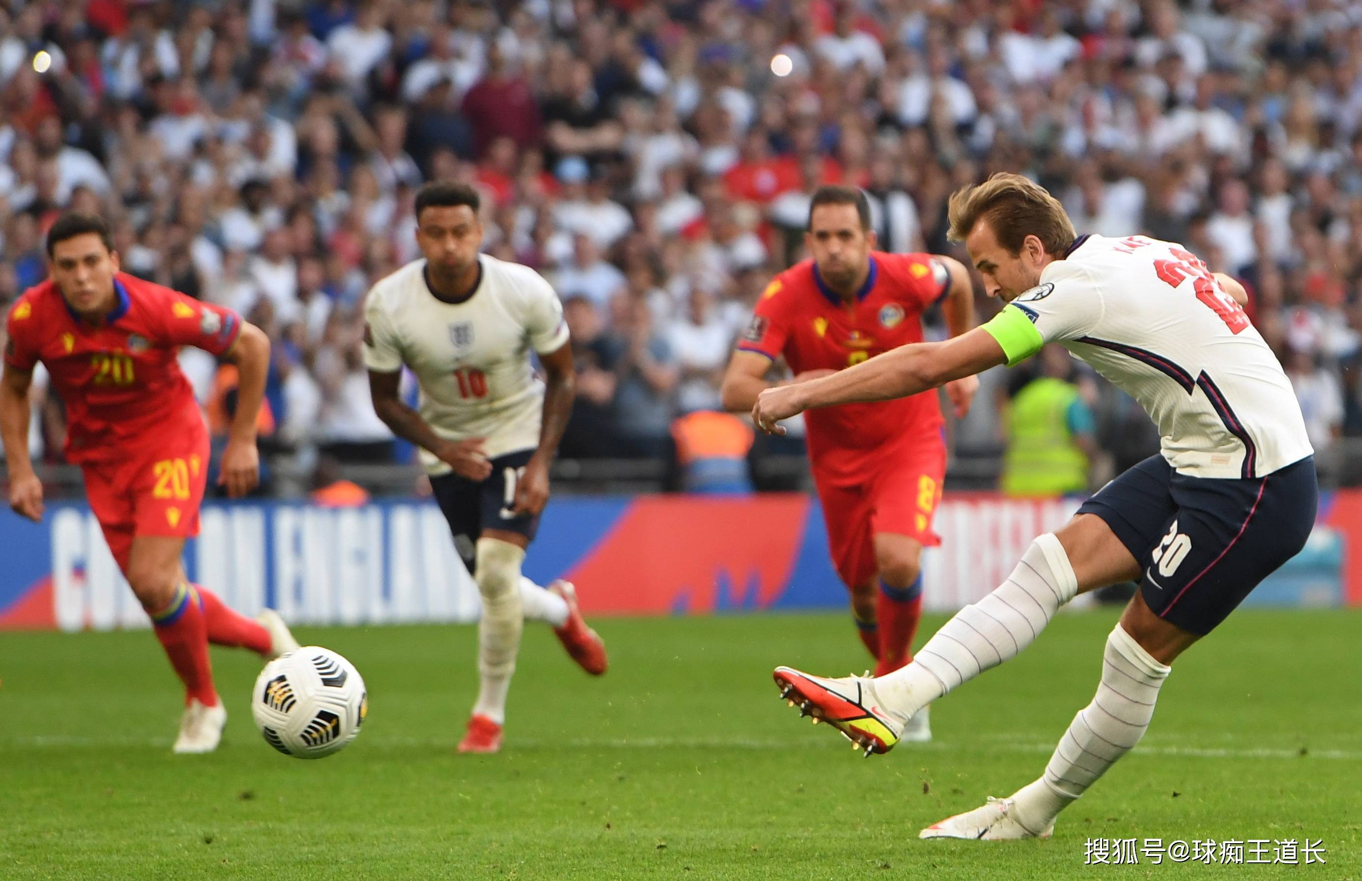 一场欧洲足球比赛中掀起了一波激动人心的局势的简单介绍 一场欧洲足球比赛中掀起了一波激动人心的局势的简单介绍