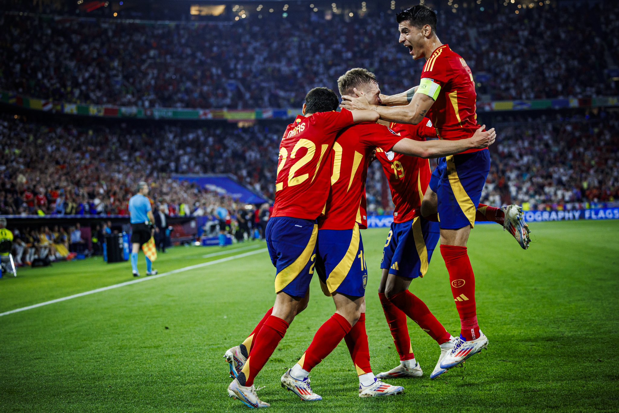 关于激动人心的对局展现了球队的团结和拼搏的信息 关于激动人心的对局展现了球队的团结和拼搏的信息