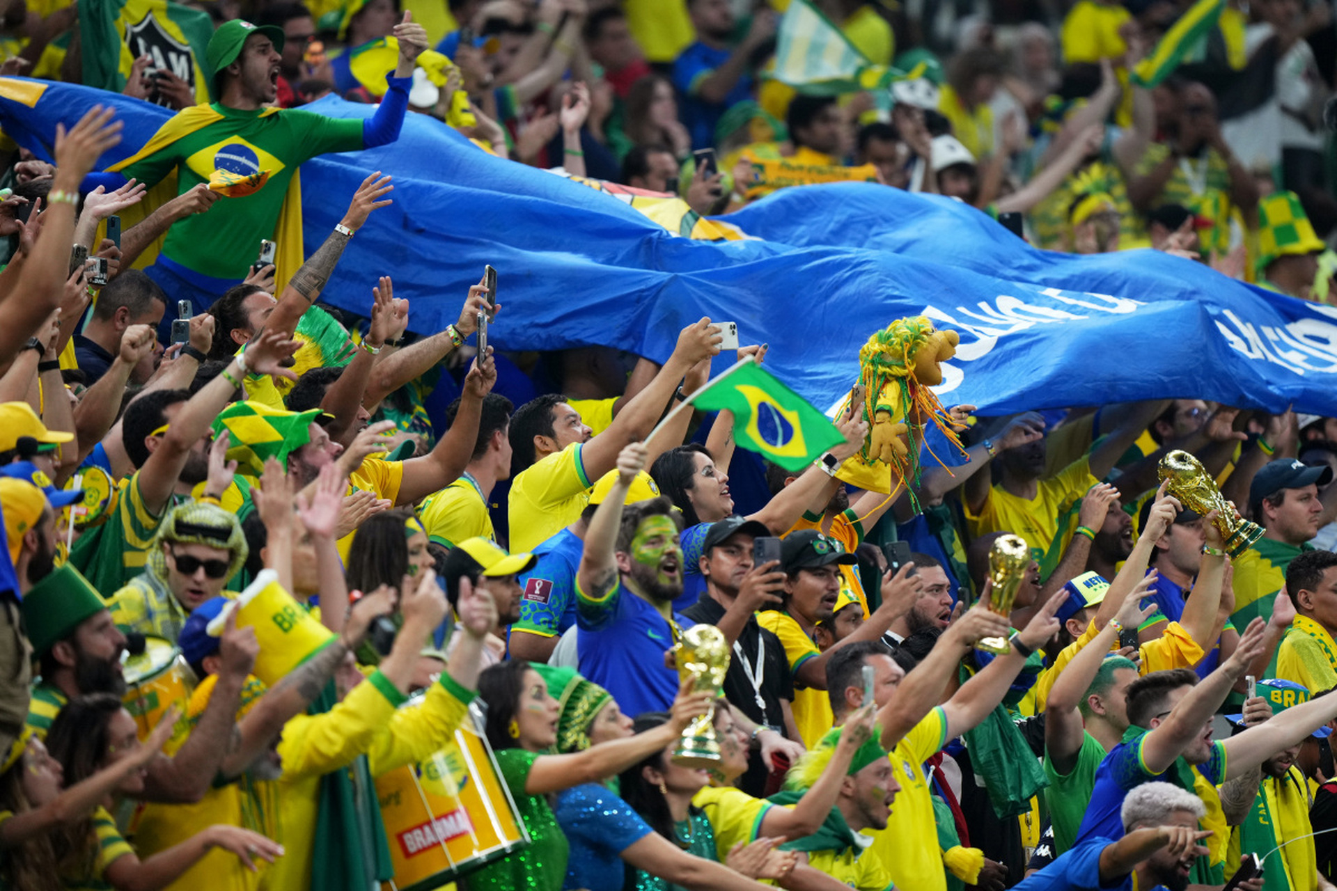 精彩足球大战吸引众多观众驻足观看 精彩足球大战吸引众多观众驻足观看