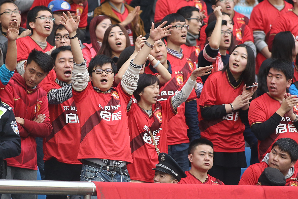 精彩足球大战吸引众多观众驻足观看 精彩足球大战吸引众多观众驻足观看