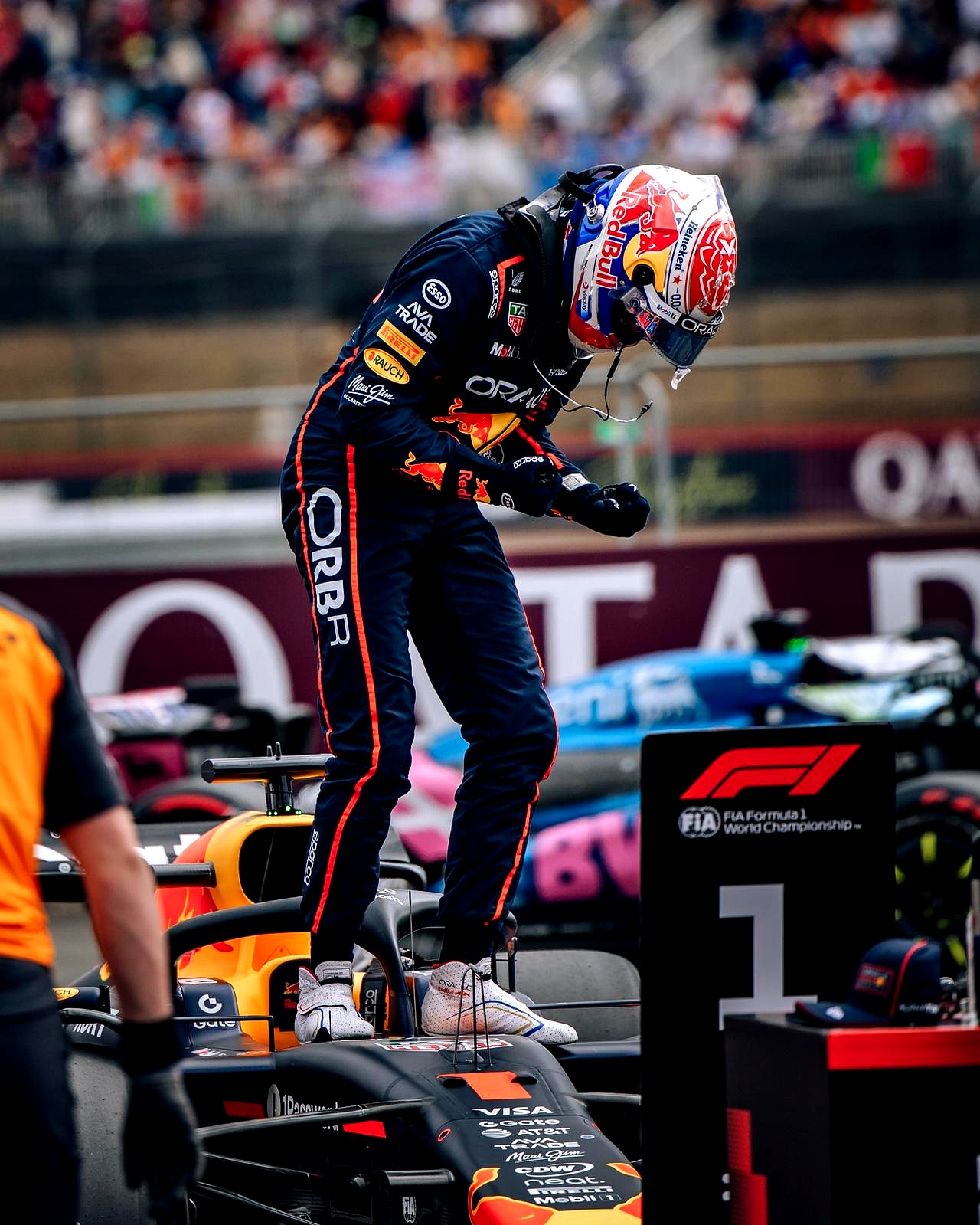 迈凯伦险胜红牛二队，塞恩斯高光表现